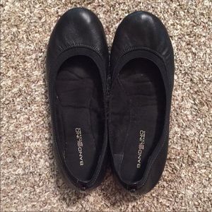 Bandolino B Flexible Black Leather Flats